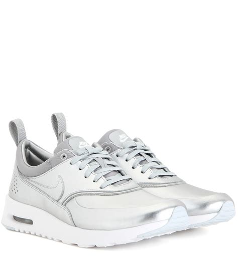 nike zilveren sneakers|silver Nike shoes.